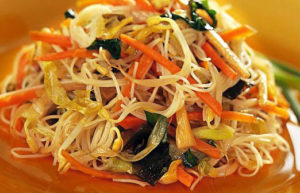 Spaghetti di riso con verdure miste