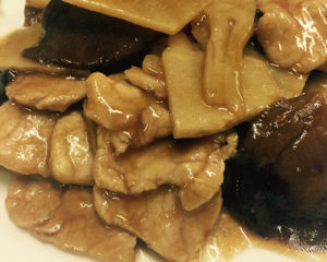 Vitello con funghi cinesi e bambù