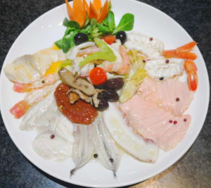 Antipasti misti di pesce marinato