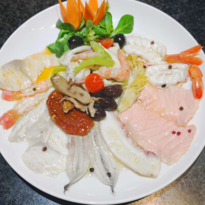 Antipasti misti di pesce marinato