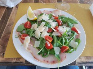 Carpaccio di pesce spada affumicato con rucola