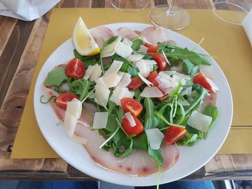 Carpaccio di pesce spada affumicato con rucola