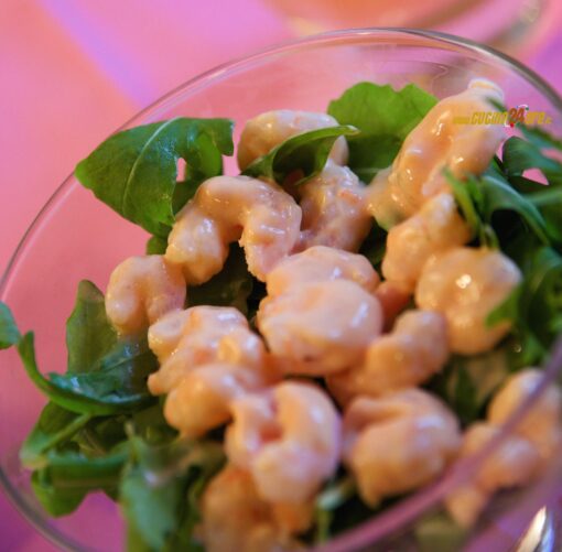 Gamberi con salsa cocktail e rucola