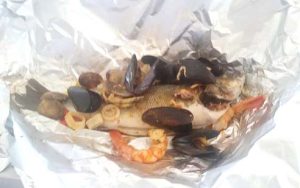 Branzino al cartoccio con frutti di mare